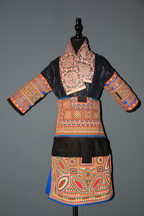 ��ɽ����Ůװ