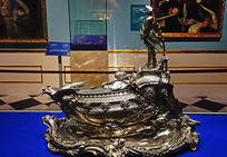 ���Ρ�վ��Сͧ�ϵı˵�һ���� 