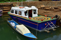 ��ͧ��С��ͣ���ڴ󺣰���