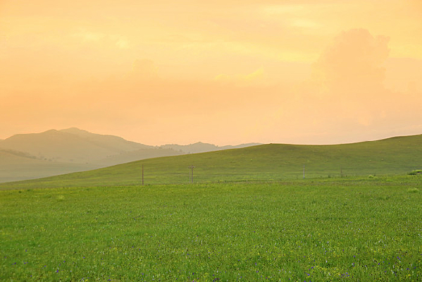 ĺɫ�еĲ�ԭɽ��