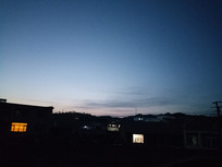 ����ɫ����µĵƹ�