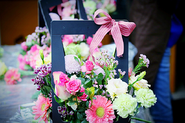 ��ɫ����