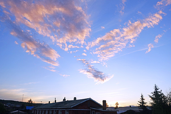 ɽ���ֳ��˼�ĺɫ 