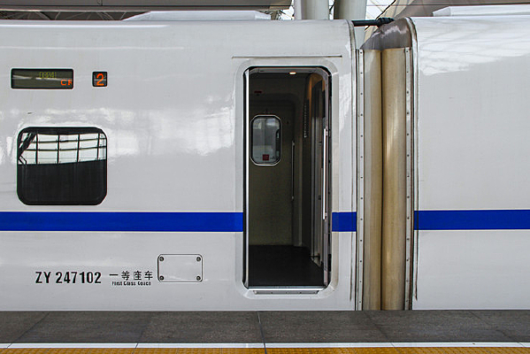 高铁车门