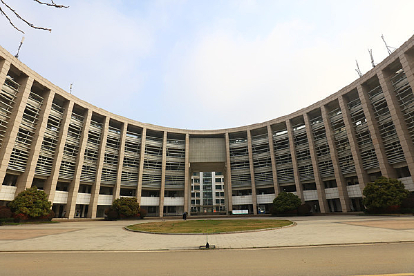 �������У��