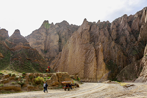 �ƺ�ʯ��ɽ��