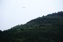 ��ɫ���������е�ɽͷ�ͷɻ�