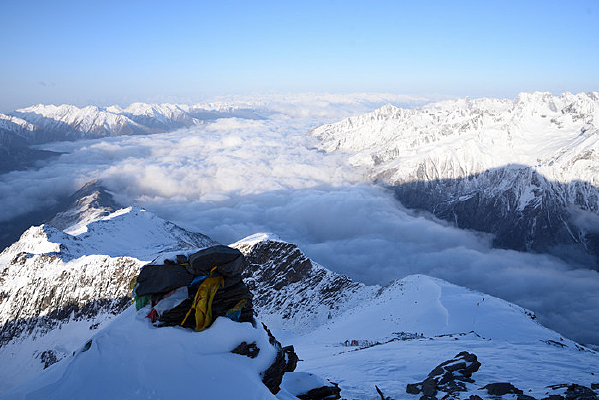 �Ĺ���ɽ�������ƺ���Զɽ