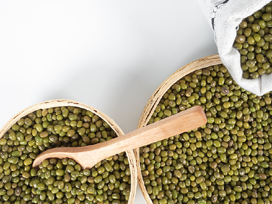 颗粒饱满的绿豆近拍图片