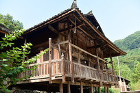 ��ľ��ӳ�µĵ���¥