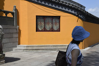 ��Ժ��ɫԺǽ