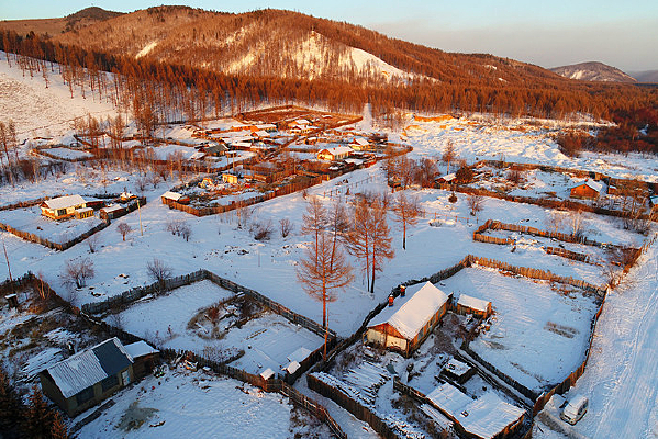 ���˰���ɽ���˼�ѩ��