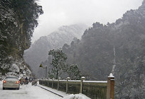  ��ѩ�����µ��Ĵ������߹�· 