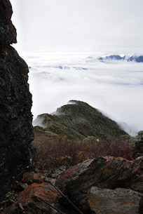 �������ڹ��ľ�ʯɽ��