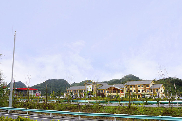 �Ͻ��и��ٹ�·����ɽ������