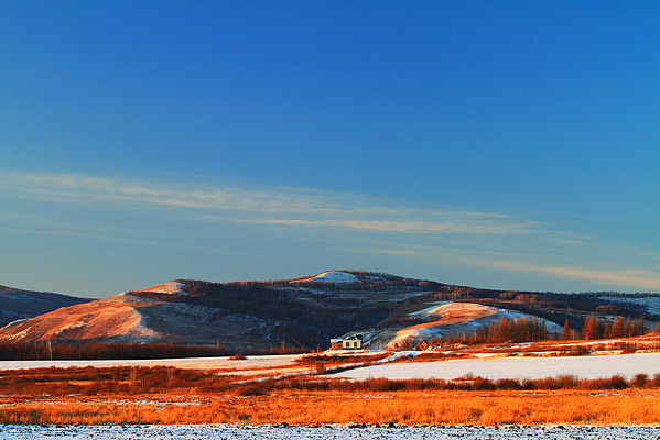 ���˰����ֺ�ѩԭĺɫ