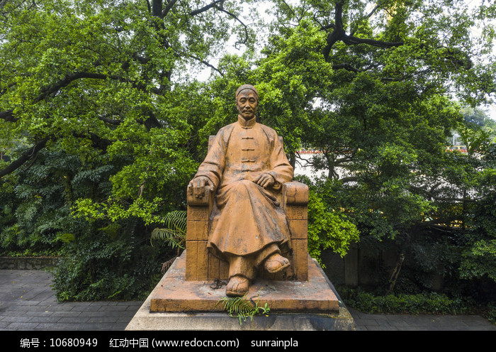 伍延芳正面铜像