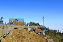 �ɶ�����ѩɽ����ƺ�ı���ľ¥