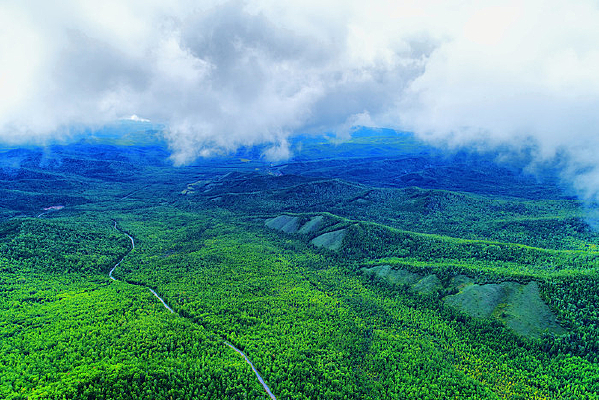 ������ɫ�ֺ�ɽ·