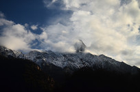 �������Ƶ�ѩɽ�羰