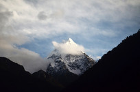 ���ʵ�ѩɽ�ƶ�