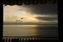 ���к���ɫ