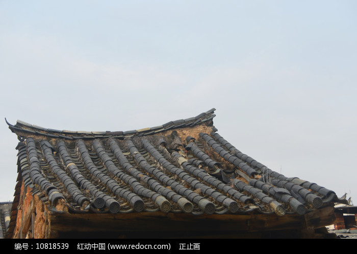 云南建水古城老街土墙青瓦屋顶图片