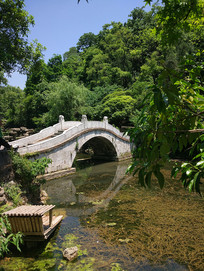 ��ˮ�ϵ�С��