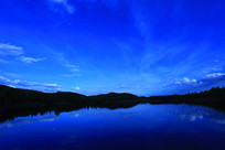 ��ҹ�еĴ��˰���ɭ�ֺ� 