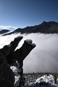 �ƺ�������ѩɽ��ʯ