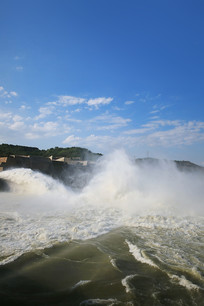 �ƺ�С�˵׷���վ��բ��ˮ