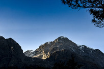 ����ѩ��Զ��