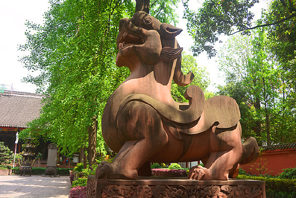 �ɶ����򹬵Ĺ���ʯʨ 