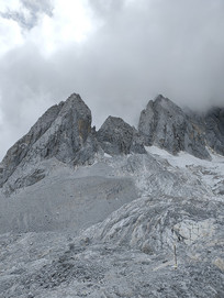 ��������ѩɽͼ