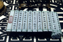 ���־����