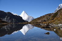 ��ӵ���ӽǵ�������ѩɽ��Ӱ