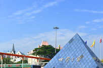 ���ڵ�������֮��վ