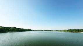 蓝天湖泊平静的湖面绿树水平面大自然风景图