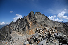 理小路凉台沟牛心沟垭口的石头山