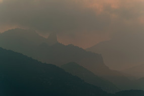 层峦叠嶂水墨山水风光