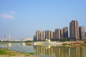 四川绵阳安昌河两岸城市风光