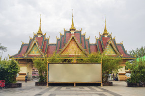 版纳勐泐大佛寺正门傣式建筑