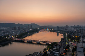 城市夜景中的桥梁与河流