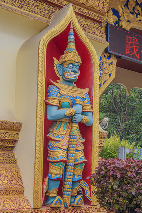 勐泐大佛寺持棒守门神像雕像