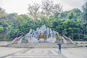 勐泐大佛寺帕雅真雕像假山树