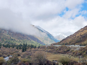 阿坝雅克夏雪山下G347公路 