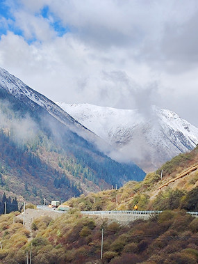 川西雅克夏雪山 347国道公路