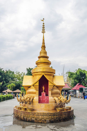 勐泐大佛寺龙头喷水洗手金塔