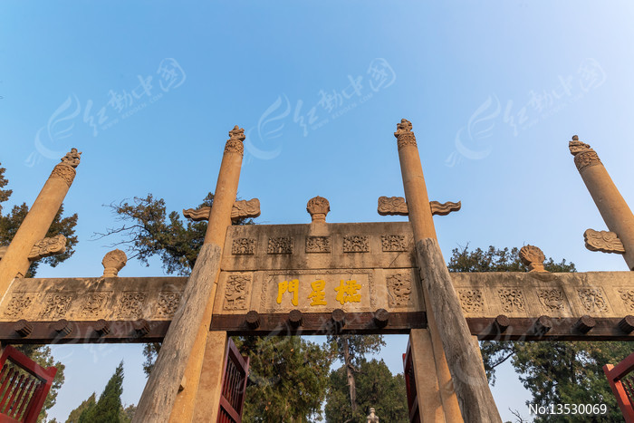 庄严肃穆的古建筑牌坊图片