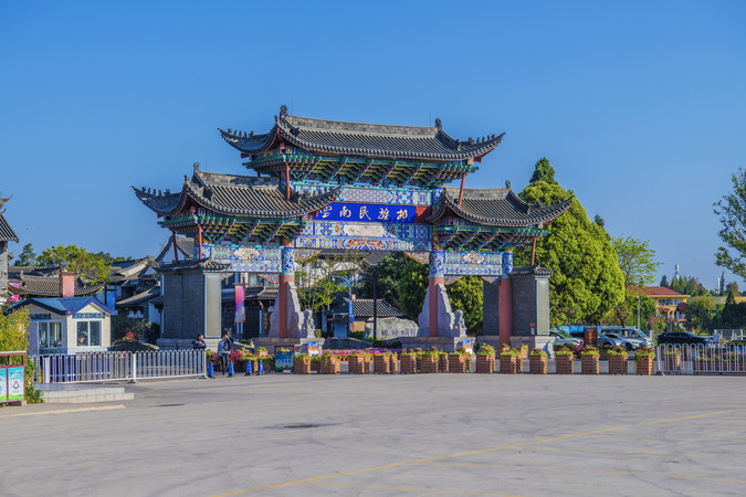 云南民族村牌楼门与广场